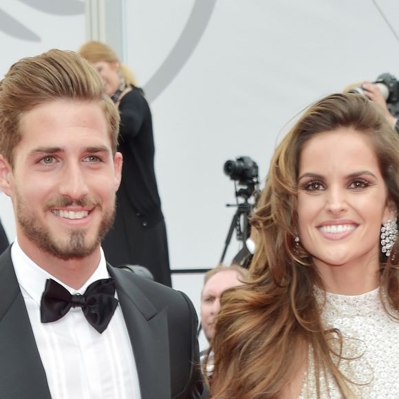 Izabel Goulart chamou atenção ao passar pelo tapete vermelho pela 1ª vez com o atual namorado, Kevin Trapp, no lançamento de 'O Sacrifício do Cervo Sagrado', em 2017
