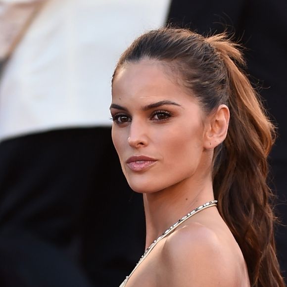 Look usado por Izabel Goulart tinha fenda vertiginosa, decote e costas à mostra