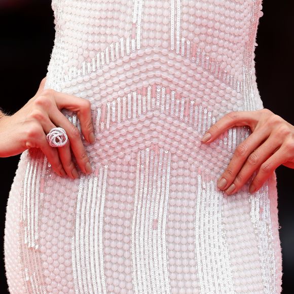 Vestido de Izabel Goulart chama atenção por muito brilho no lançamento de 'O Sacrifício do Cervo Sagrado', em 2017