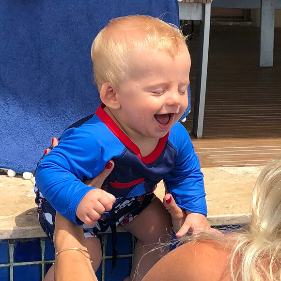 Enrico, filho de Karina Bacchi está com oito meses