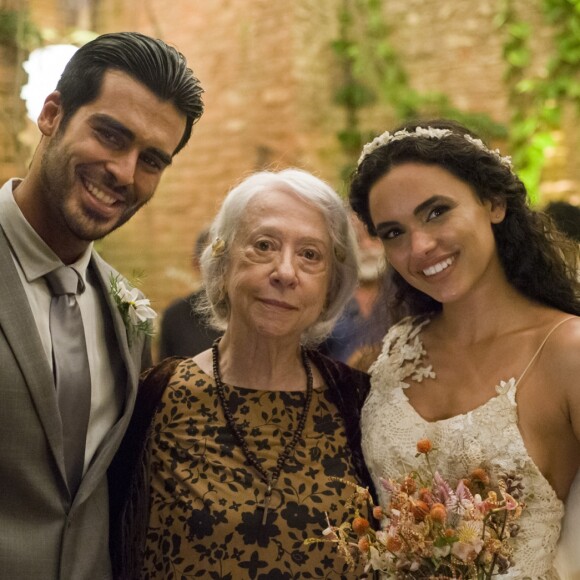 Mercedes (Fernanda Montenegro) escapa da morte ao lado de Xodó (Anderson Tomazini) e Cleo (Giovana Cordeiro) na reta final da novela 'O Outro Lado do Paraíso'