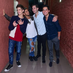 João Guilherme Ávila posa ao lado dos irmãos sertanejos Zé Felipe, Pedro Leonardo e Matheus Vargas em show de Leonardo