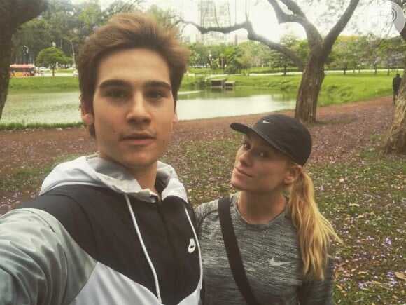 Giselle Prates, mãe de Nicolas Prattes, entregou o namoro do ator com Mayara Araújo no Instagram