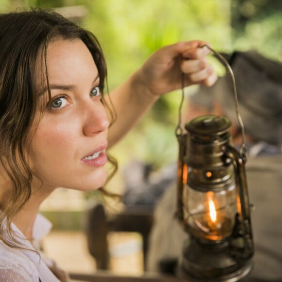 Elisabeta (Nathalia Dill) e Jane (Pâmela Tomé) se perdem na cidade grande durante passeio após deixarem o baile de Camilo (Maurício Destri) na novela 'Orgulho e Paixão'