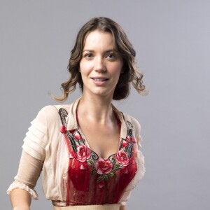 Elisabeta (Nathalia Dill) e Jane (Pâmela Tomé) são levados por cocheiro para bordel na novela 'Orgulho e Paixão': 'Prontinhas e dispostas para a senhora lapidar no trabalho aqui'