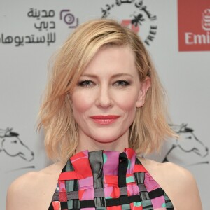Cate Blanchett é conhecida por ser uma atriz engajada em causas sociais e ao lado de Natalie Portman e Meryl Streep idealizou a fundação Time's Up que reúne recursos para ajudar homens e mulheres que sofreram assédio sexual