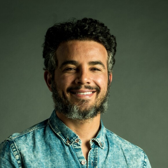 Juvenal (Anderson di Rizzi), ingênuo, confirma tranquilidade na vizinhança de sua casa para Renato (Rafael Cardoso) na reta final da novela 'O Outro Lado do Paraíso': 'Eu é que faço barulho pra lapidar'