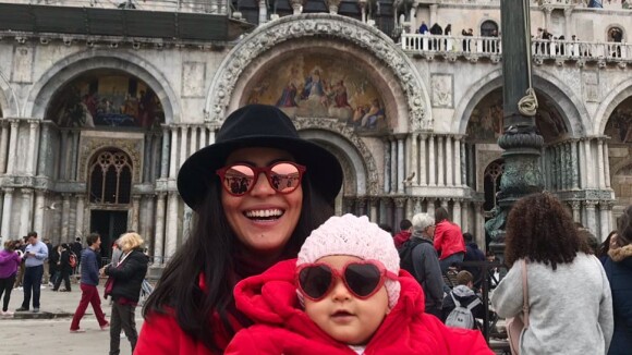 Na Itália para filme, Carol Castro festeja 8 meses da filha: 'Parceirinha'