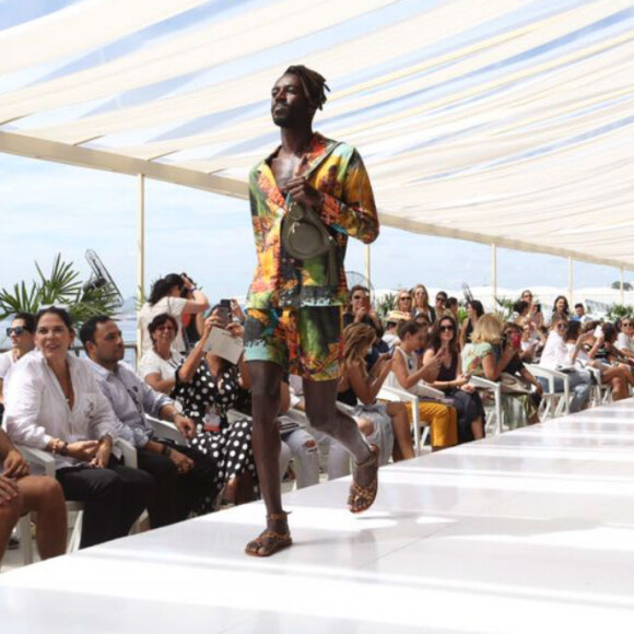 Jonathan Azevedo fez sua estreia como modelo na passarela 