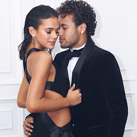 Neymar ganhou elogio da namorada, Bruna Marquezine, ao publicar uma foto no Instagram nesta quinta-feira, 12 de abril de 2018