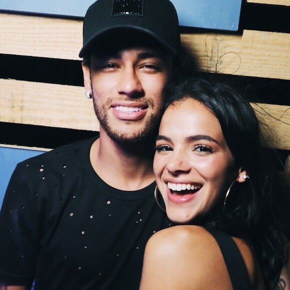 'Hoje está sol e eu peguei um moletom. Talvez eu tenha que tratar isso, sou obcecada por roupa de namorado', brincou Bruna Marquezine