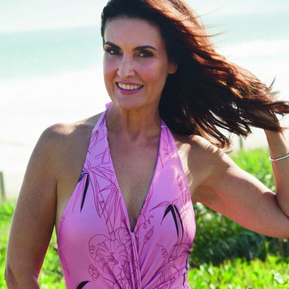 Fátima Bernardes ganhou elogios pelas fotos de maiô e foi chamada de 'deusa' por Tatá Werneck