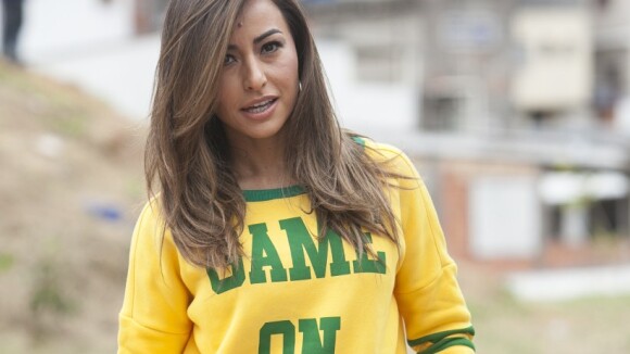 Sabrina Sato joga futebol com blusa do Brasil e entrevista Cafu em programa