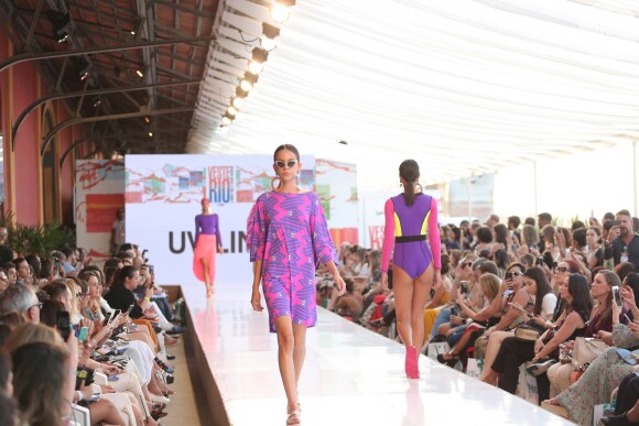 A cor violeta também foi aposta do estilista Dudu Bertholini para o verão 2019 da UV.LINE
