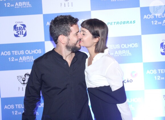 Sophie Charlotte trocou beijos com o marido, Daniel de Oliveira, em première