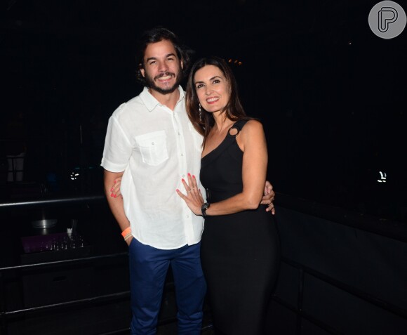 Túlio Gadêlha compartilhou uma foto no Instagram em que aparece beijando Fátima Bernardes