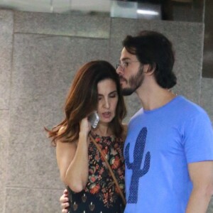 Túlio Gadêlha e Fátima Bernardes foram fotografados em clima de romance em shopping do Rio