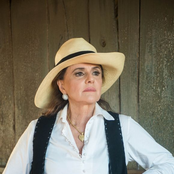 Sophia (Marieta Severo) é chantageada por Caetana (Laura Cardoso) e parte para cima da cafetina a partir do capítulo de sexta-feira, 27 de abril de 2018 da novela 'O Outro Lado do Paraíso'