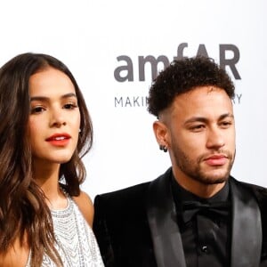 Com Bruna Marquezine, Neymar chegou ao evento de muletas