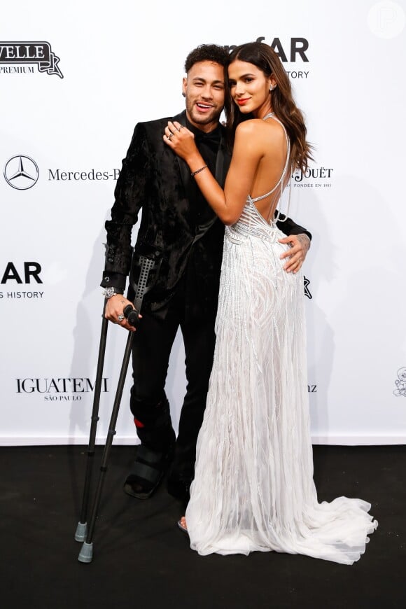 Bruna Marquezine e Neymar prestigiam o baile anual da amfAR, The Foundation for AIDS Research, em São Paulo, na noite desta sexta-feira, 13 de abril de 2018