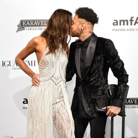 No rol de ofertas exclusivas, Neymar teve uma sessão de fotos com Sabrina Sato - feita ela fotógrafa alemã Ellen von Unwerth - arrematada por US$ 25 mil, cerca de R$ 85 mil