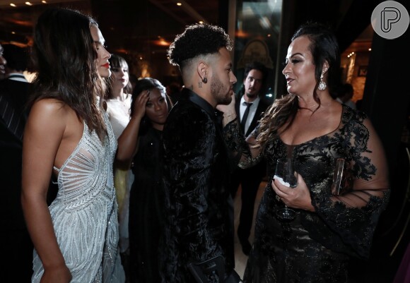 Neymar curtiu leilão de gala com Bruna Marquezine e a mãe, Nadine Gonçalves