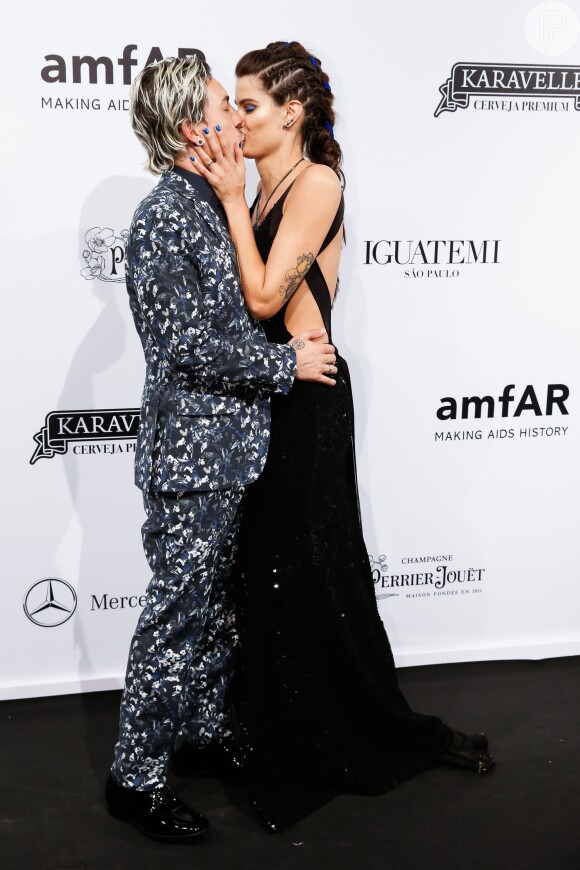Di Ferrero e Isabeli Fontana trocam beijos no tapete vermelho