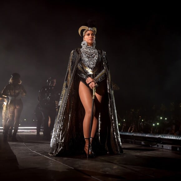 Beyoncé usou chapéu alto, maxibrincos e um body com uma capa repleta de brilho, inspirado em Nefertiti, rainha do Egito Antigo que se tornou um ícone da beleza e da feminilidade