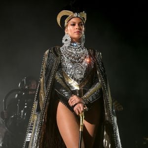 Beyoncé faz performance história no Coachella 2018: 'Obrigada por me deixarem ser a primeira mulher negra como atração principal '