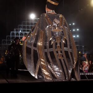 Beyoncé e seu estilista, Marni Senofonte, trabalharam com a Balmain devido ao forte visual militar da nova coleção