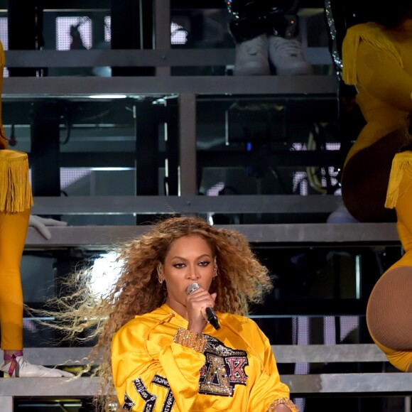 'Era para eu ter me apresentado antes, mas acabei ficando grávida', disse Beyoncé aos fãs