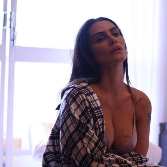 Cleo recentemente tirou seu sobrenome do nome artístico para se lançar como cantora