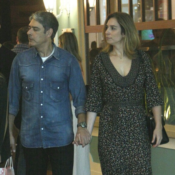 Wlliam Bonner andou de mãos dadas com Natasha Dantas pelo shopping