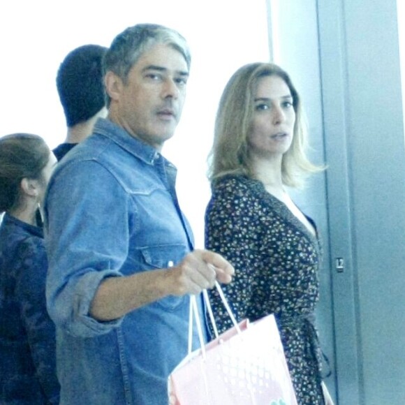 Wlliam Bonner circulou com a namorada, Natasha Dantas, e os filhos trigêmeos em um shopping do Rio neste domingo, 15 de abril de 2018