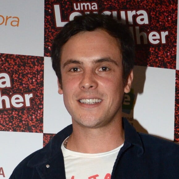 Sergio Guizé tem pegado pesado na academia para manter o corpo em forma