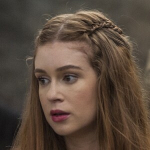 Amália (Marina Ruy Barbosa) fica inconsciente ao bater com a cabeça durante briga com Virgílio (Ricardo Pereira) nos próximos capítulos da novela 'Deus Salve o Rei'