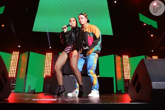 Anitta trocou de bota para show com J Blavin no festival Miami Bash 2018, nos Estados Unidos, no sábado, 14 de abril de 2018