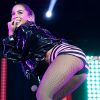 Anitta investiu em bota over the knee da marca Balenciaga