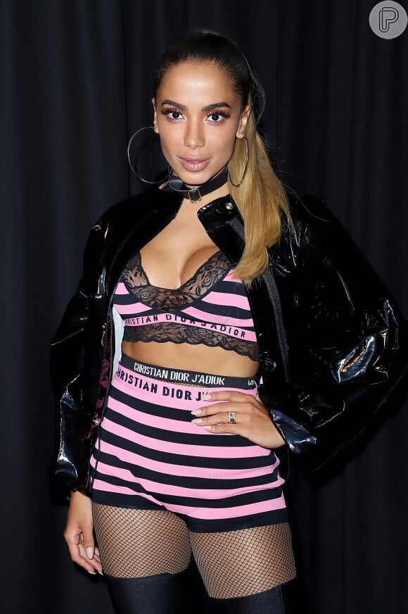 Para show em Miami, Anitta usou conjunto de cropped e hot pants listrado da grife Dior