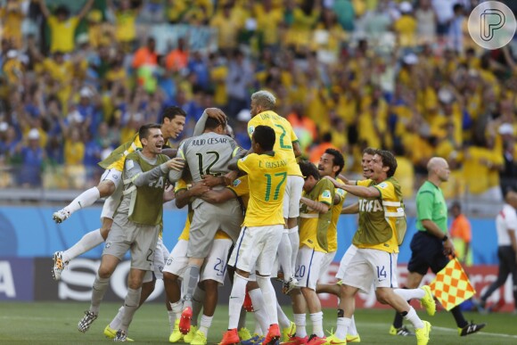 Jogadores da Seleção Brasileira comemoram vitória sufocante contra o Chile