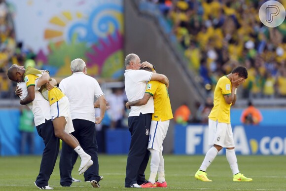 Felipão e Neymar se emocionam em jogo das oitavas de final da Seleção Brasileira neste sábado, 28 de junho de 2014