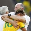 Neymar e Felipão se emocionam após vitória da Seleção Brasileira contra o Chile