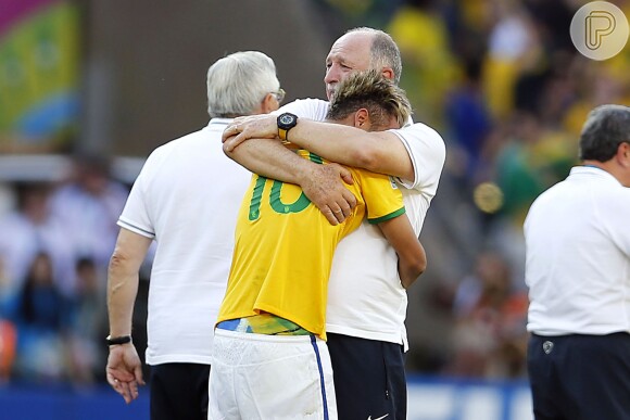 Neymar e Felipão se emocionam após vitória da Seleção Brasileira contra o Chile