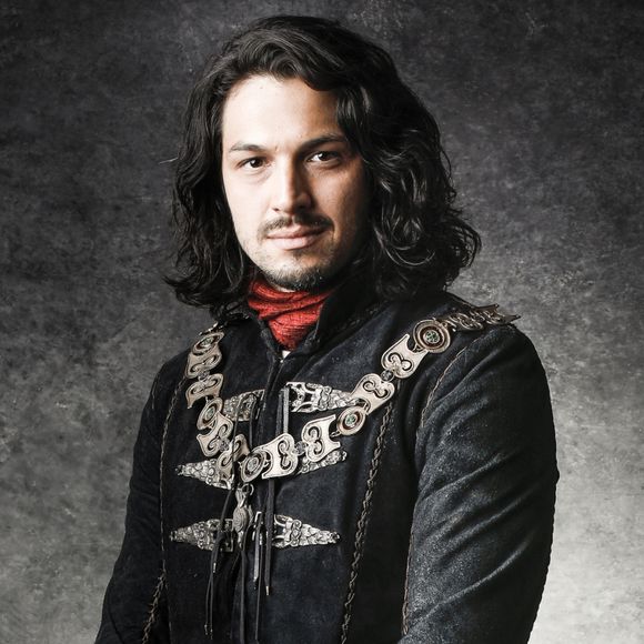 Afonso (Romulo Estrela) desiste de socorrer Virgílio (Ricardo Pereira) nos próximos capítulos da novela 'Deus Salve o Rei'