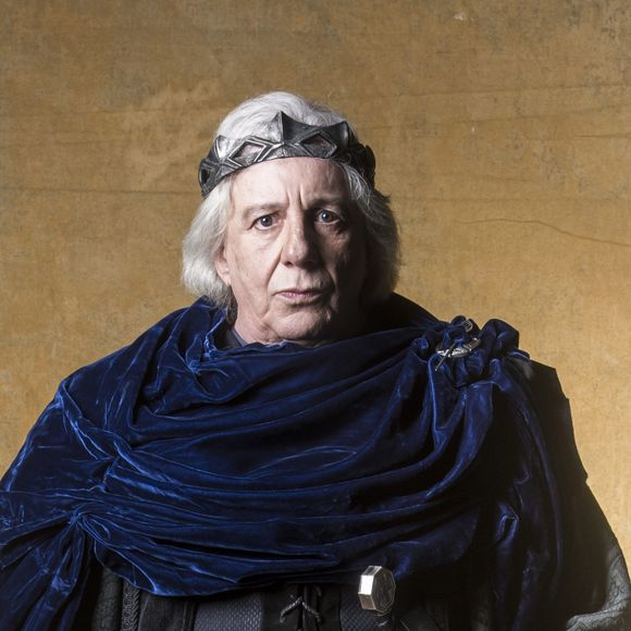 Virgílio (Ricardo Pereira) passa a chantagear Catarina (Bruna Marquezine) ao descobrir que ela mantém o pai preso nos próximos capítulos da novela 'Deus Salve o Rei'