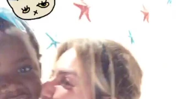 Giovanna Ewbank posta vídeo da filha, Títi, fazendo caras e bocas em Noronha