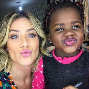 Filha de Giovanna Ewbank, Títi é sempre clicada em momentos divertidos com a mãe