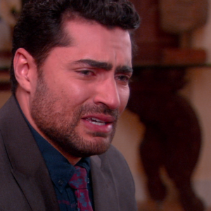 Gustavo (Carlo Porto) chega em casa chorando e é acolhido por Estefânia (Priscila Sol), no capítulo que vai ao ar quarta-feira, dia 25 de abril de 2018, na novela 'Carinha de Anjo'
