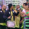 Taís Araújo escolheu um vestido verde justinho para ir ao programa deste domingo, 29 de junho de 2014
