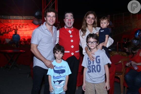 Daniel de Oliveira apresenta novas formas de divertimento para os filhos Raul, Moisés e Otto